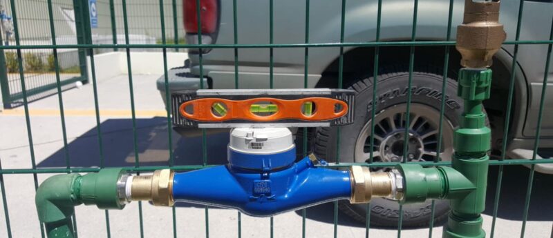 El denunciador serial que apretaba empleados para ahorrar el pago del agua en su casa